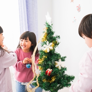 クリスマスツリーを飾る子どもたち 