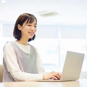 計画をたてる保育士さん
