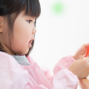 折り紙を折る子ども 