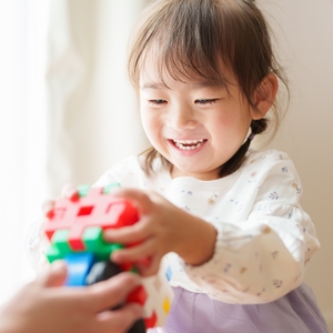 おもちゃで遊ぶ女の子 