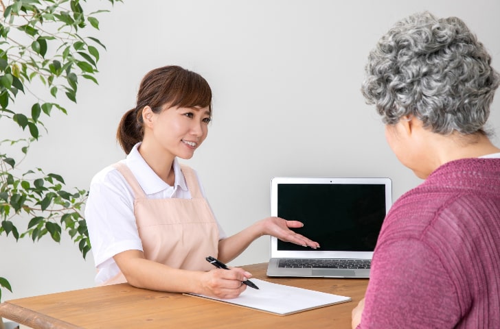 言語聴覚士 St とは 介護施設での仕事内容や資格取得方法について キラライク