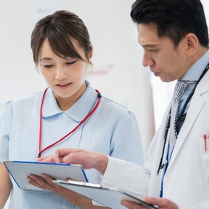 話し合う看護師と医師 