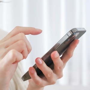 スマホで申し込む様子 