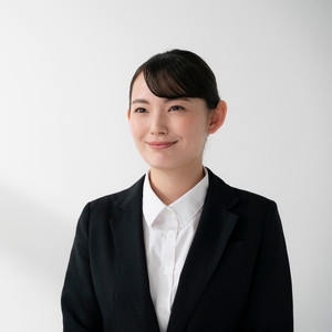 スーツを着る女性