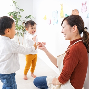 子どもと触れ合う保育士 