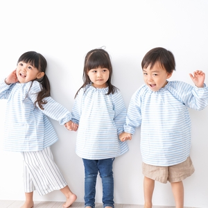 一列に並ぶ子どもたち 