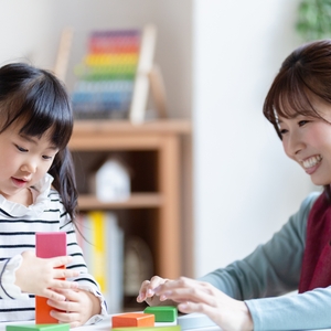 先生と一緒に遊ぶ子ども
