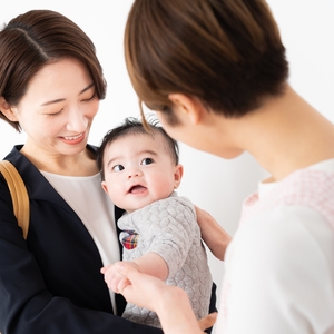 登園する子ども 