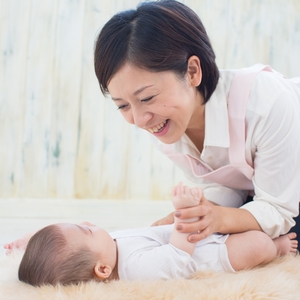 子どもをあやす保育士 