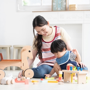 子どもと遊ぶ保育士

