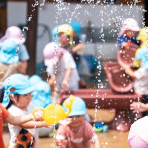 水遊びする子どもたち 