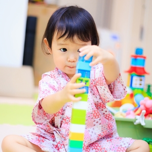 一人遊びする子ども 