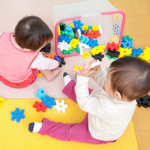 おもちゃで遊ぶ0歳児