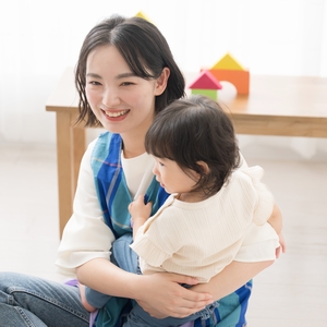 子どもを抱っこする保育士
