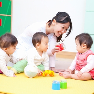 子どもたちと遊ぶ保育士 