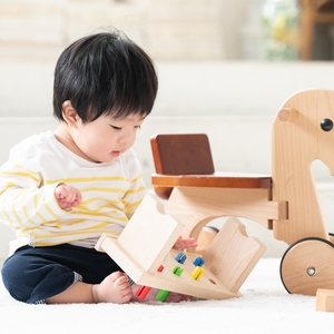 一人遊びを楽しむ子ども 