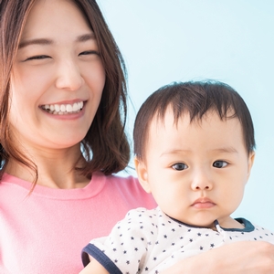 子どもを抱っこする保育士 