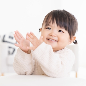 拍手する子ども 