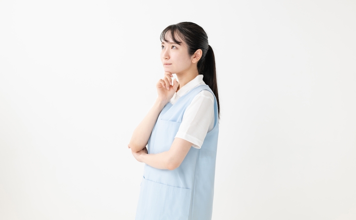 悩む保育士
