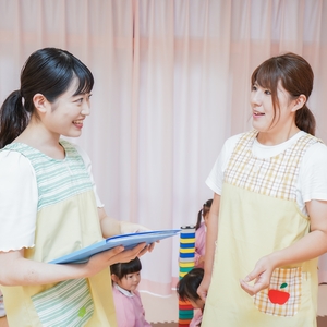 話し合う保育士
