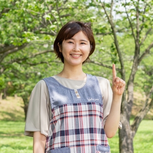 指差しをする保育士

