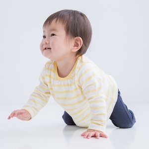 ハイハイをする子ども 