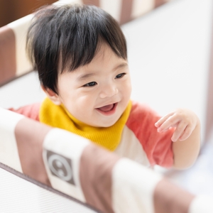 つかまり立ちする子ども