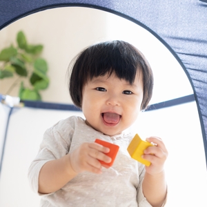 おもちゃで遊ぶ子 