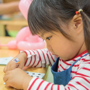 一生懸命、工作をする子ども 