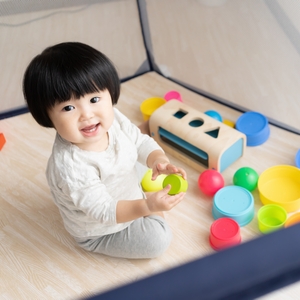 一人で遊ぶ子ども 