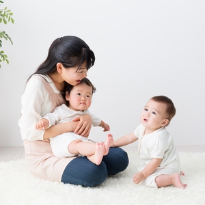保育者と関わる子ども 