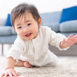 ハイハイする子ども 