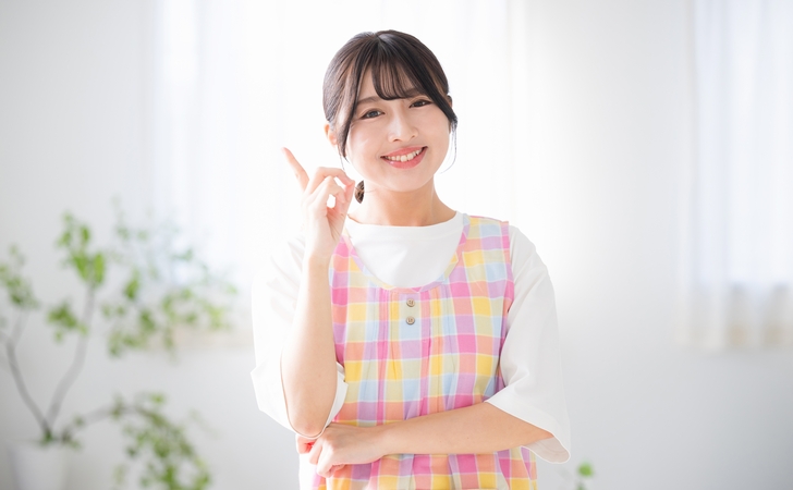 指差しをする保育士さん 