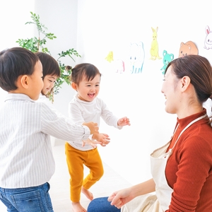 少人数保育をする先生 