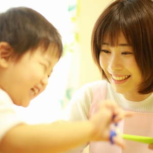 子どもと1対1で遊ぶ保育士 
